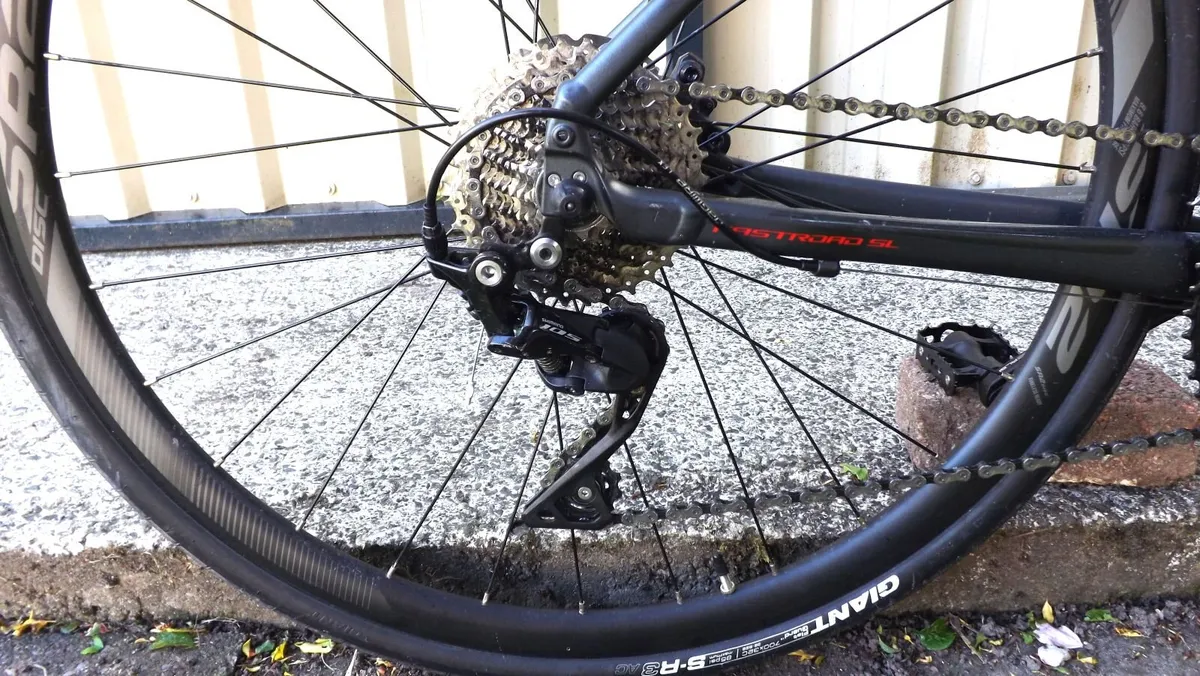 Giant FastRoad SL 1 Flat Bar Road Bike - Image 4