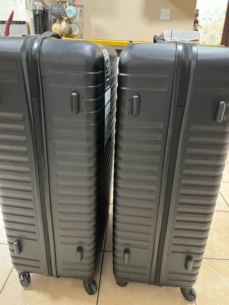Two extra large suitcases. Black and light weight - Image 1