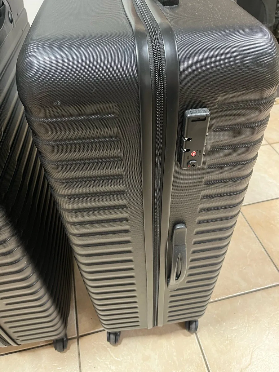 Two extra large suitcases. Black and light weight - Image 2