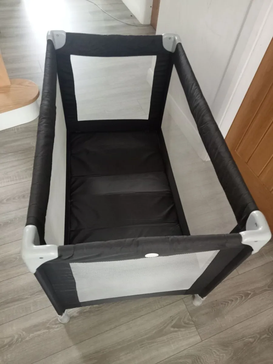 Travel cot - Image 1