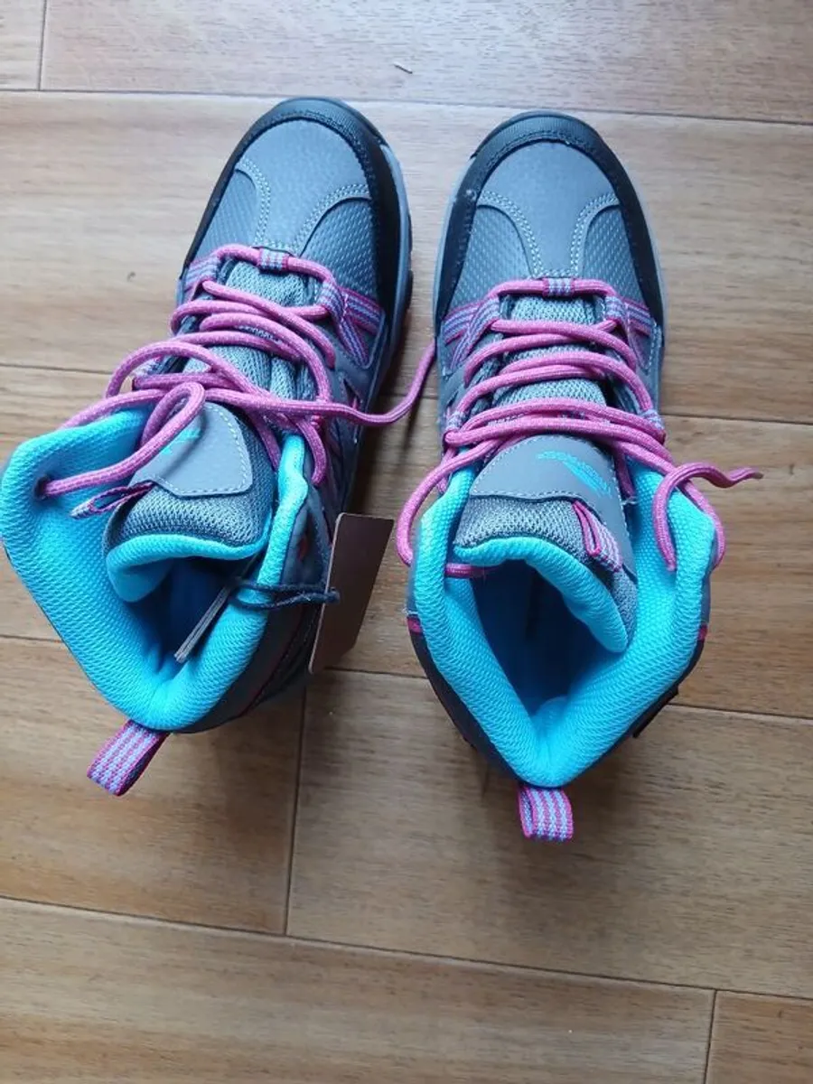 hiking boots - Image 1