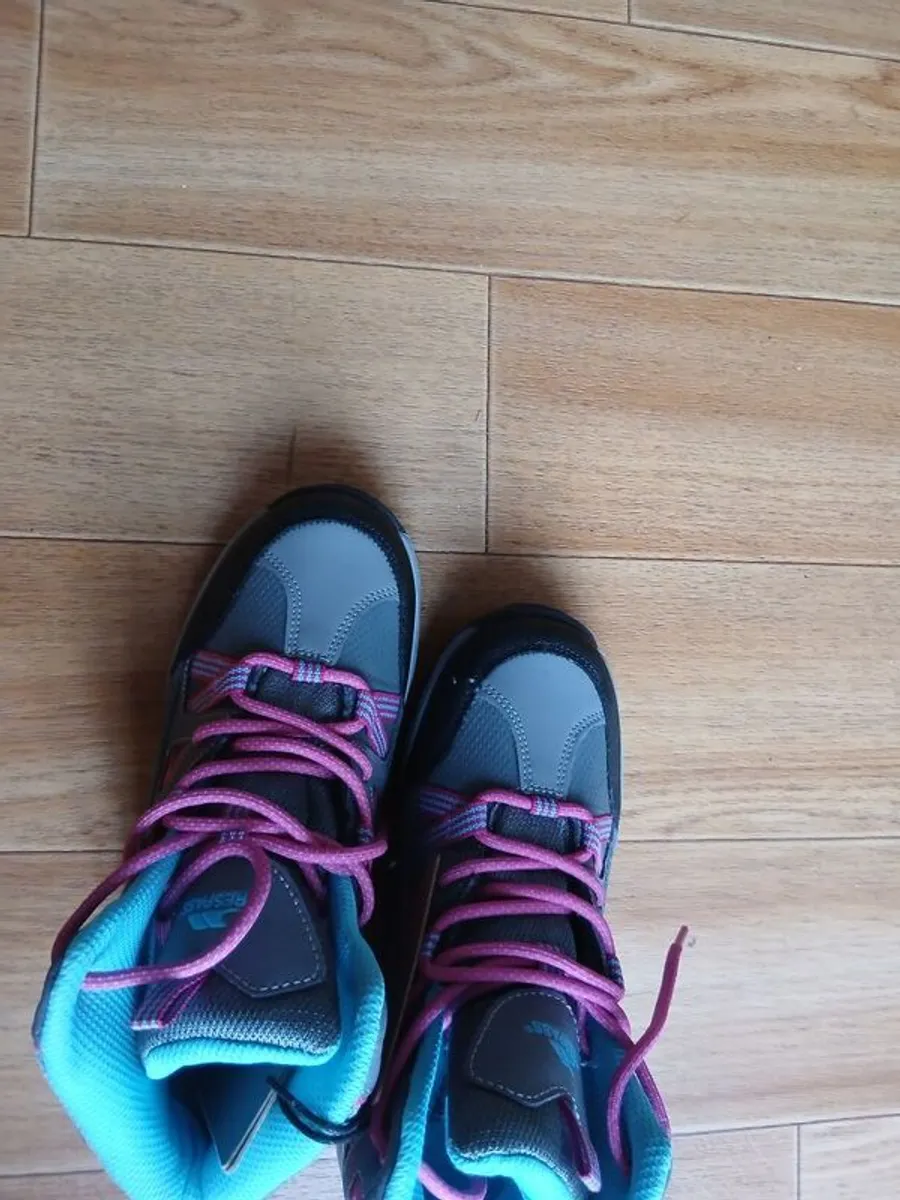 hiking boots - Image 3