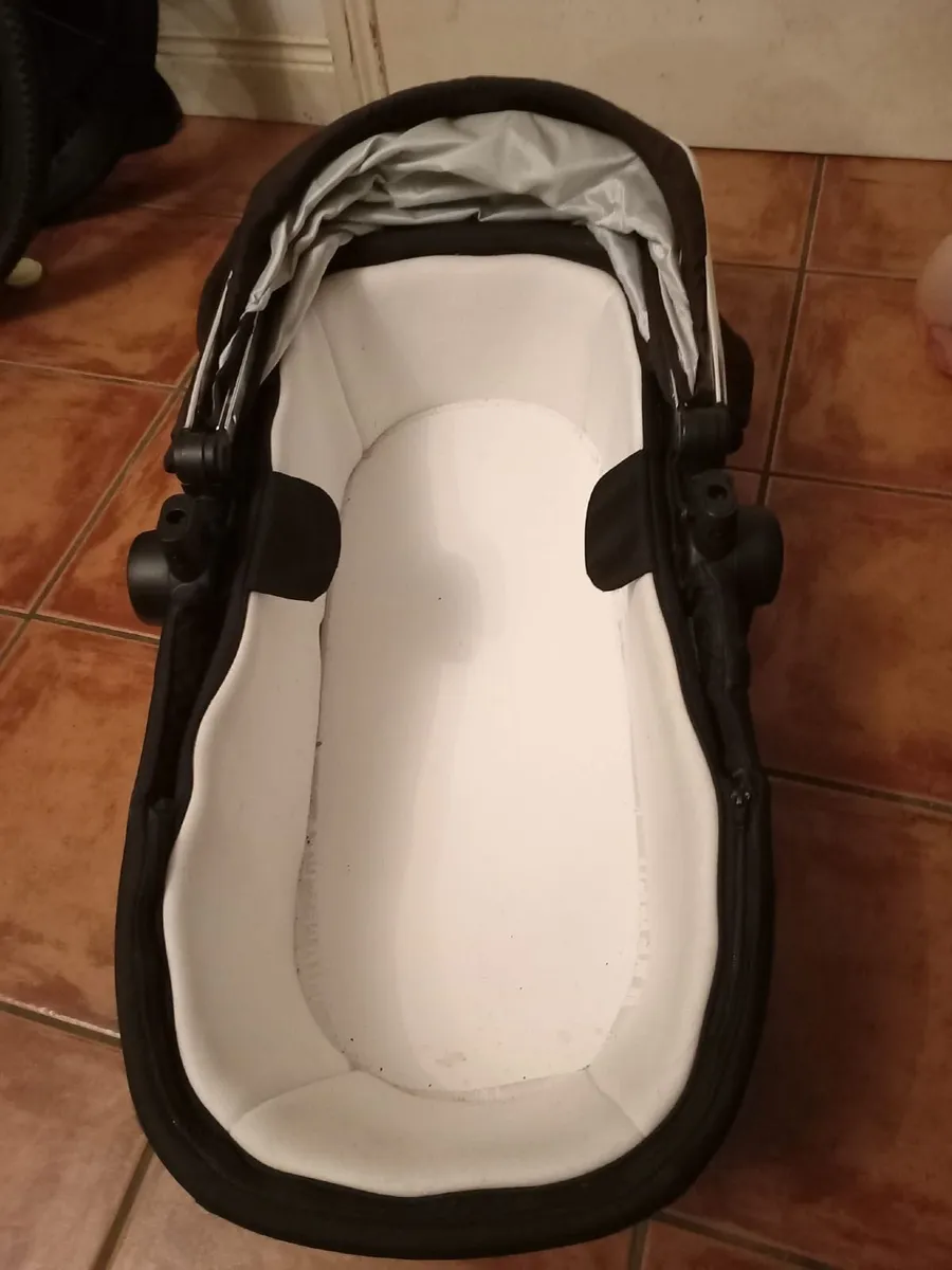 FREE: Silver Cross Carrycot / Bassinet - Image 2