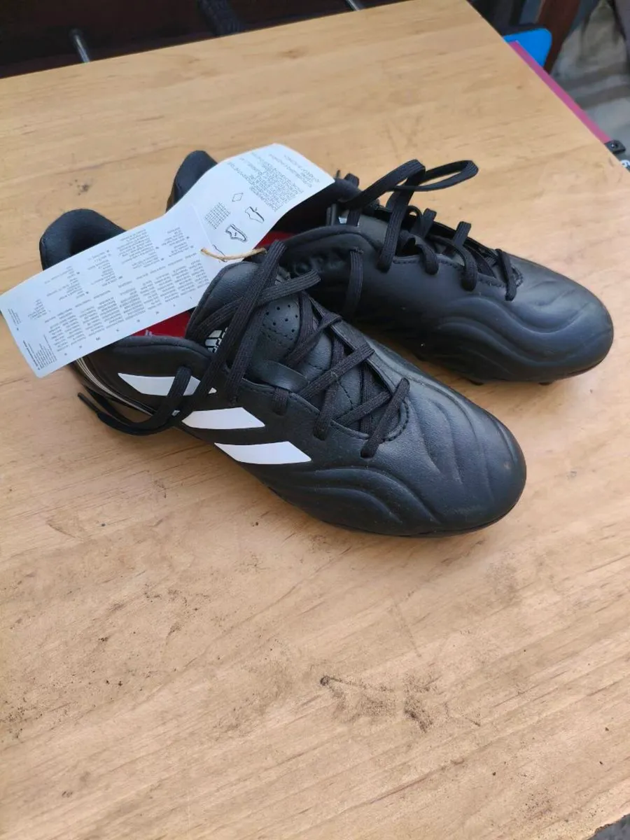 New ladies football boots,4 half, never worn 30 Eu - Image 1