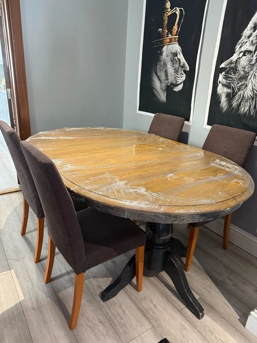 Table and chairs - Image 1