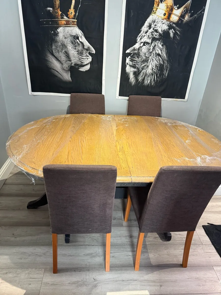 Table and chairs - Image 2