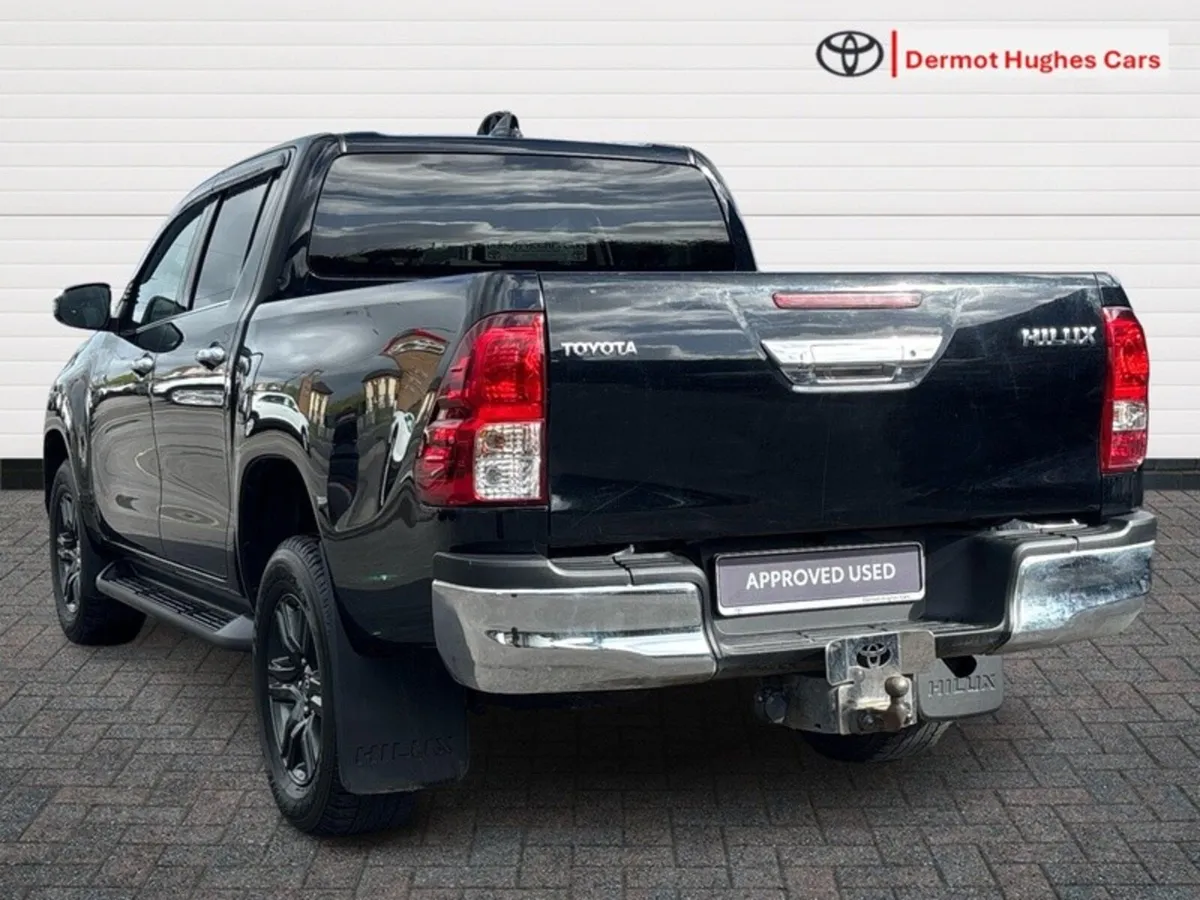 Toyota Hilux 2.8 SR5 D/CAB AUTO - Image 2