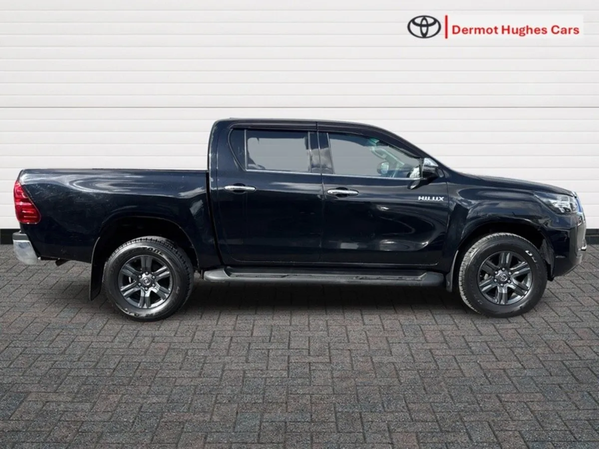 Toyota Hilux 2.8 SR5 D/CAB AUTO - Image 3