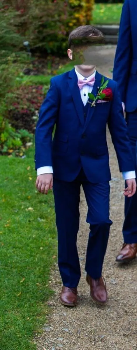 Boys suit - Image 1