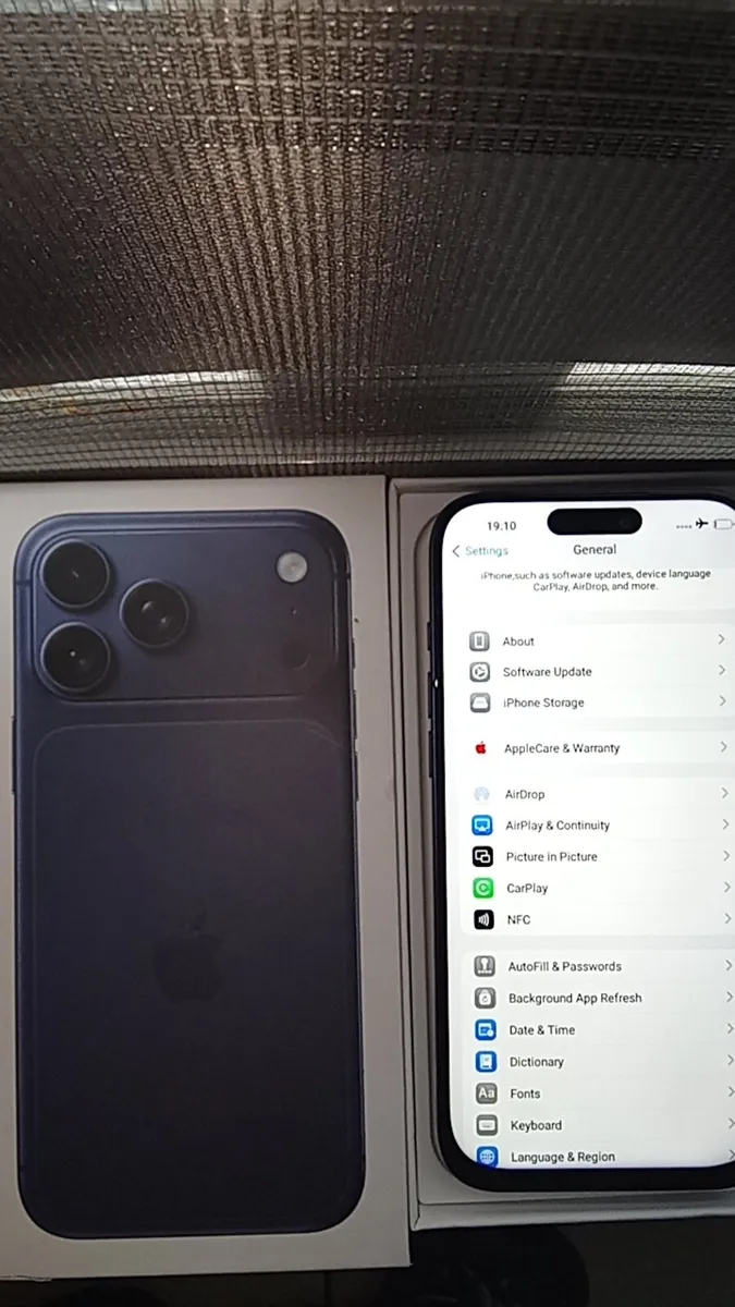 iPhone 17 1tb deep blue mint condition unlocked - Image 2