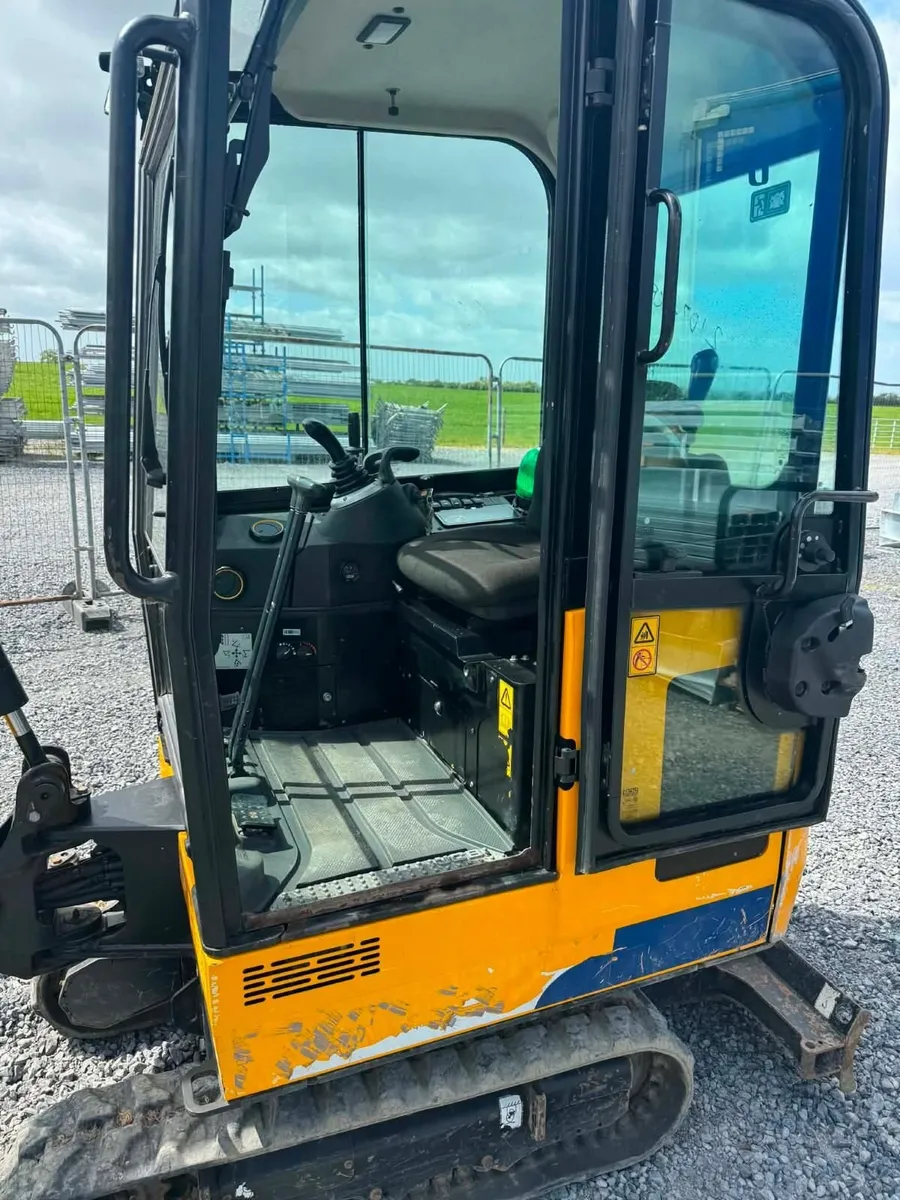 CB 15C-1 1.5 tonne rubber tracked mini excavator - Image 3