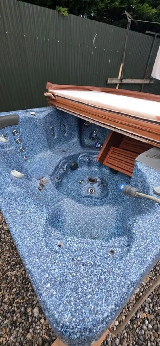 7 seater jacuzzi - Image 1