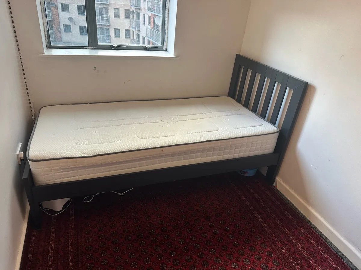 Single bed with mattress - Image 1