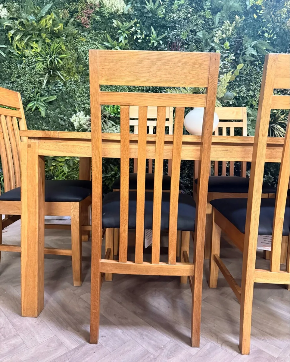 Solid oak kitchen table & 6 chairs - Image 4