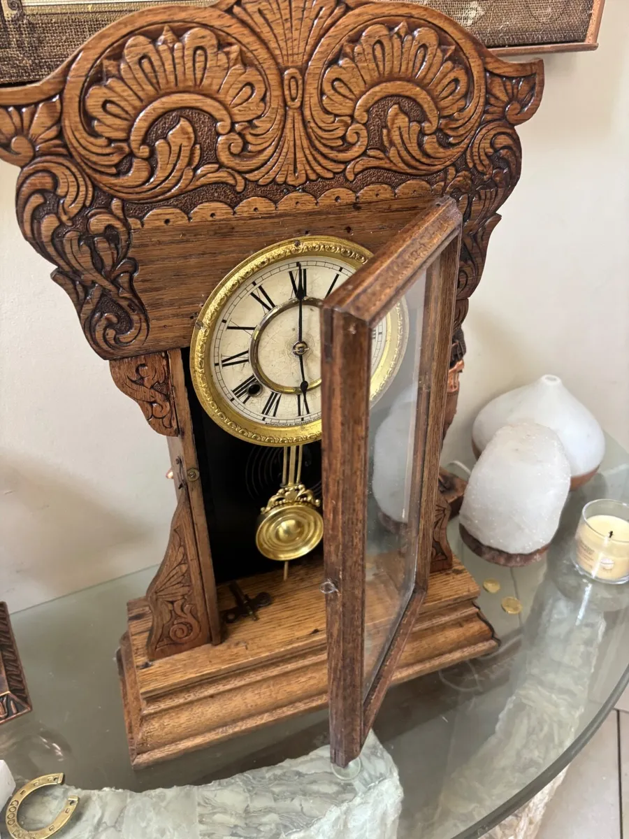 Antique Victorian Mantel Clock (Working, with Key) - Image 1