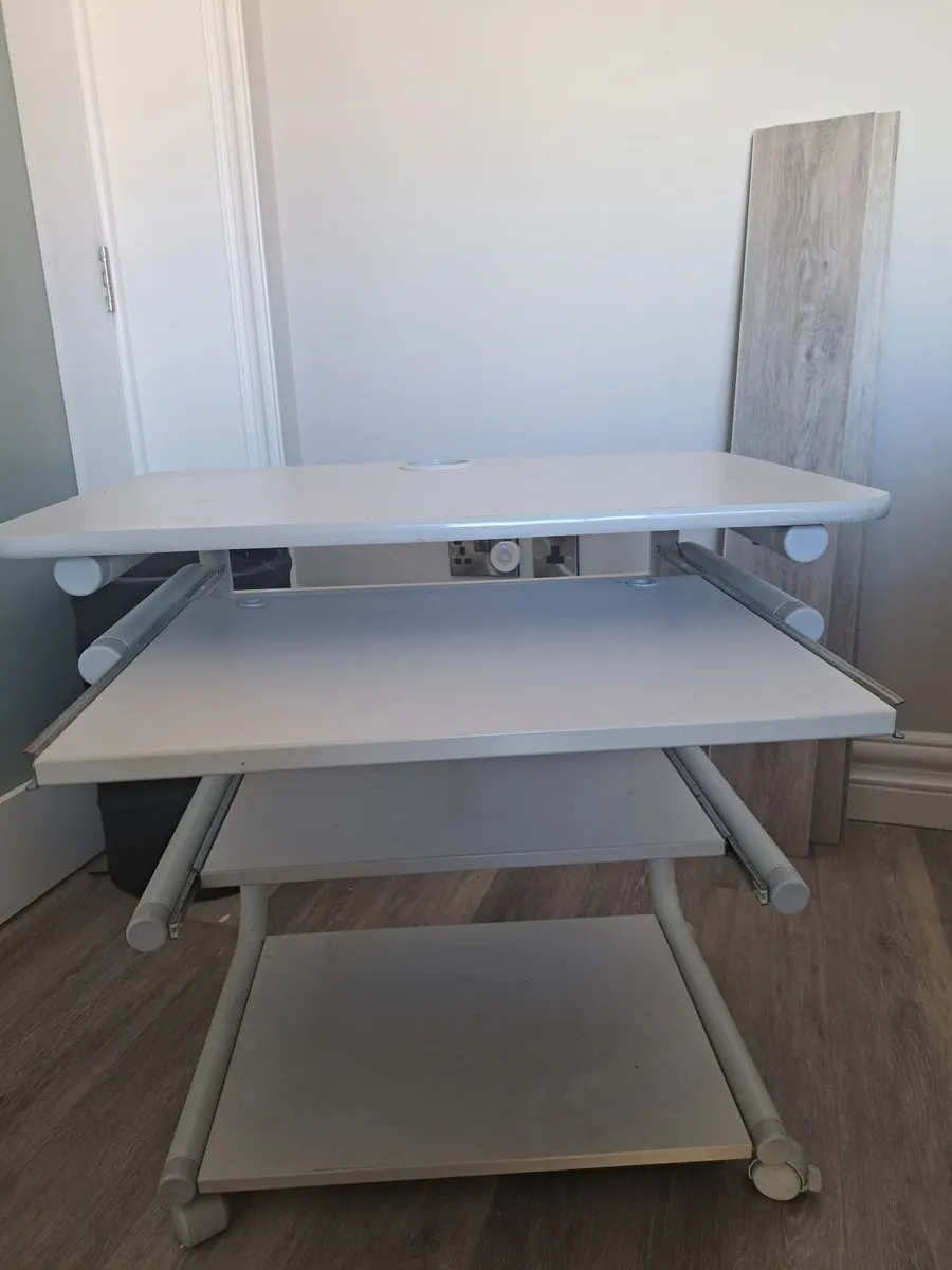 Computer desk - Image 1