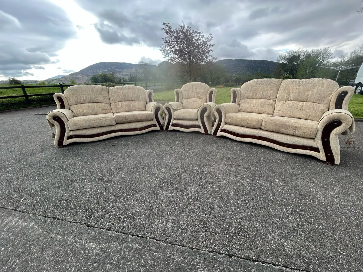 Suite of furniture - Image 1