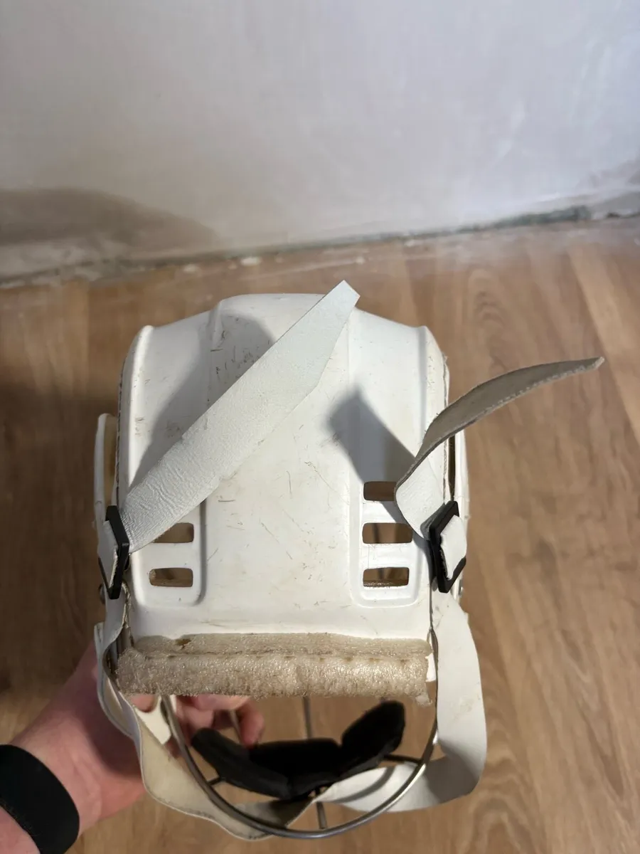 Hurling helmet - Image 3