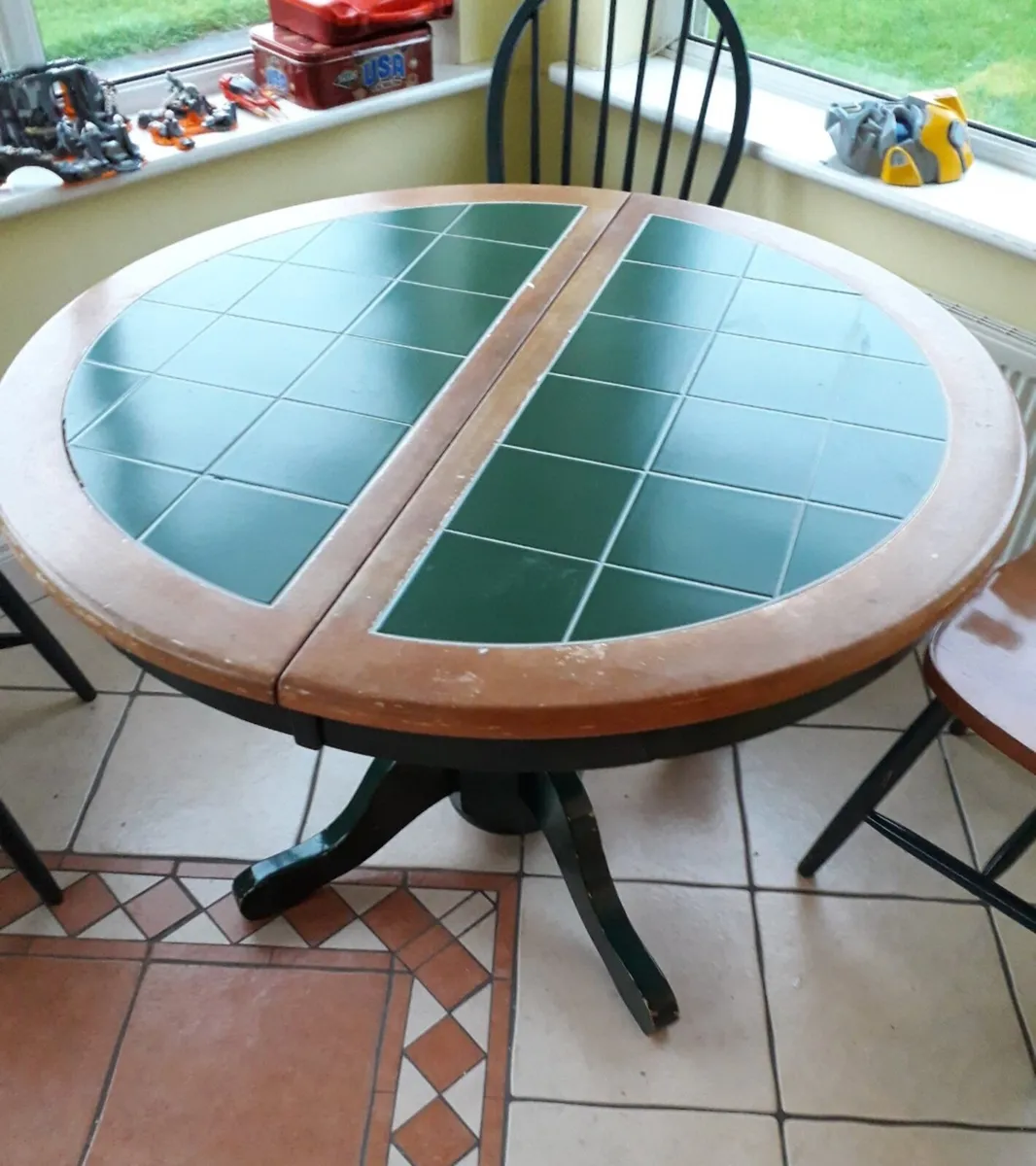 Table & chairs - Image 1