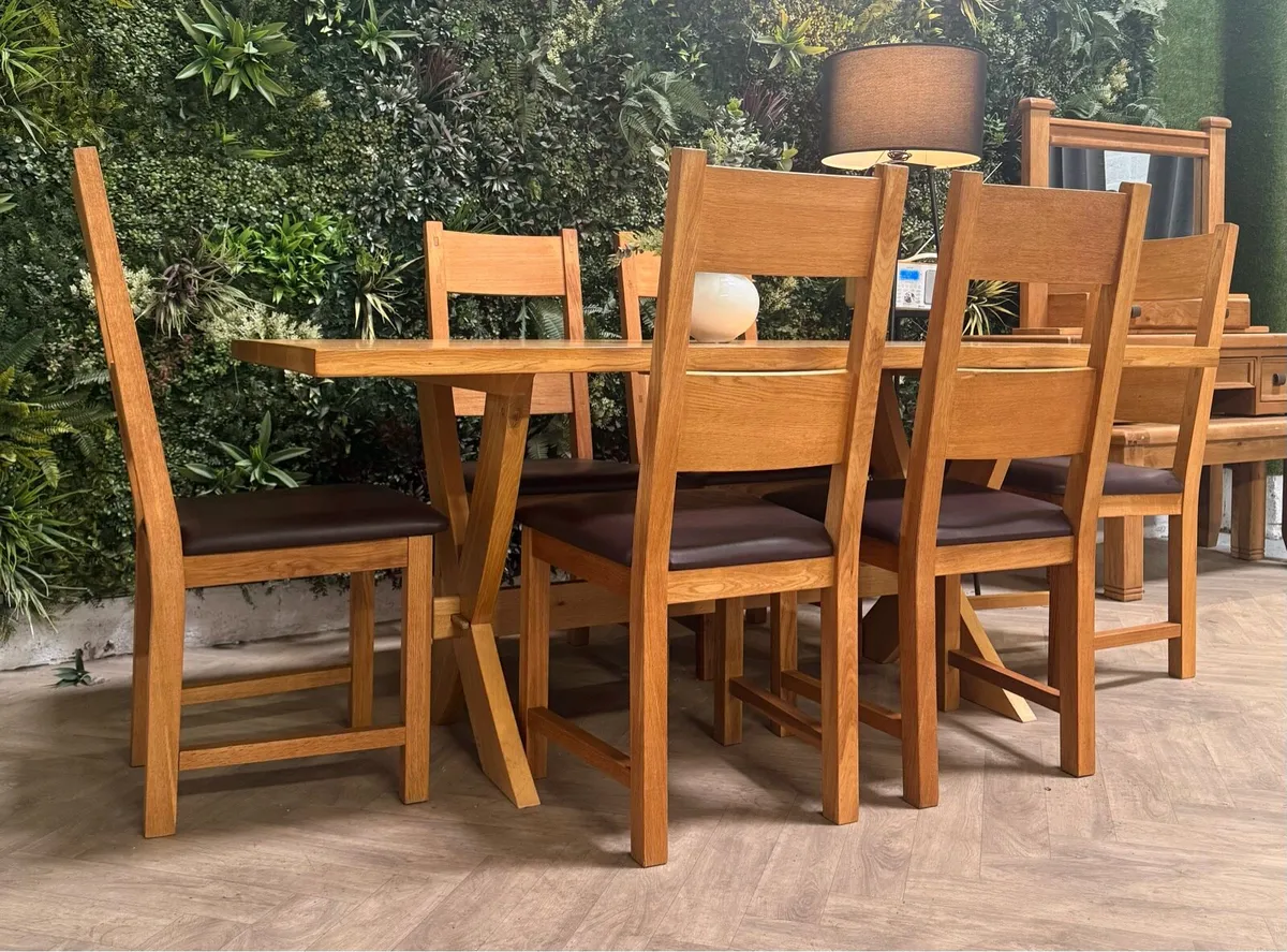Solid oak kitchen table & 6 chairs - Image 1