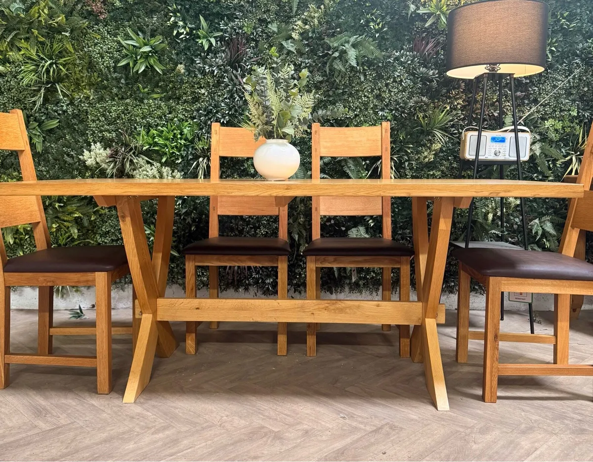 Solid oak kitchen table & 6 chairs - Image 3