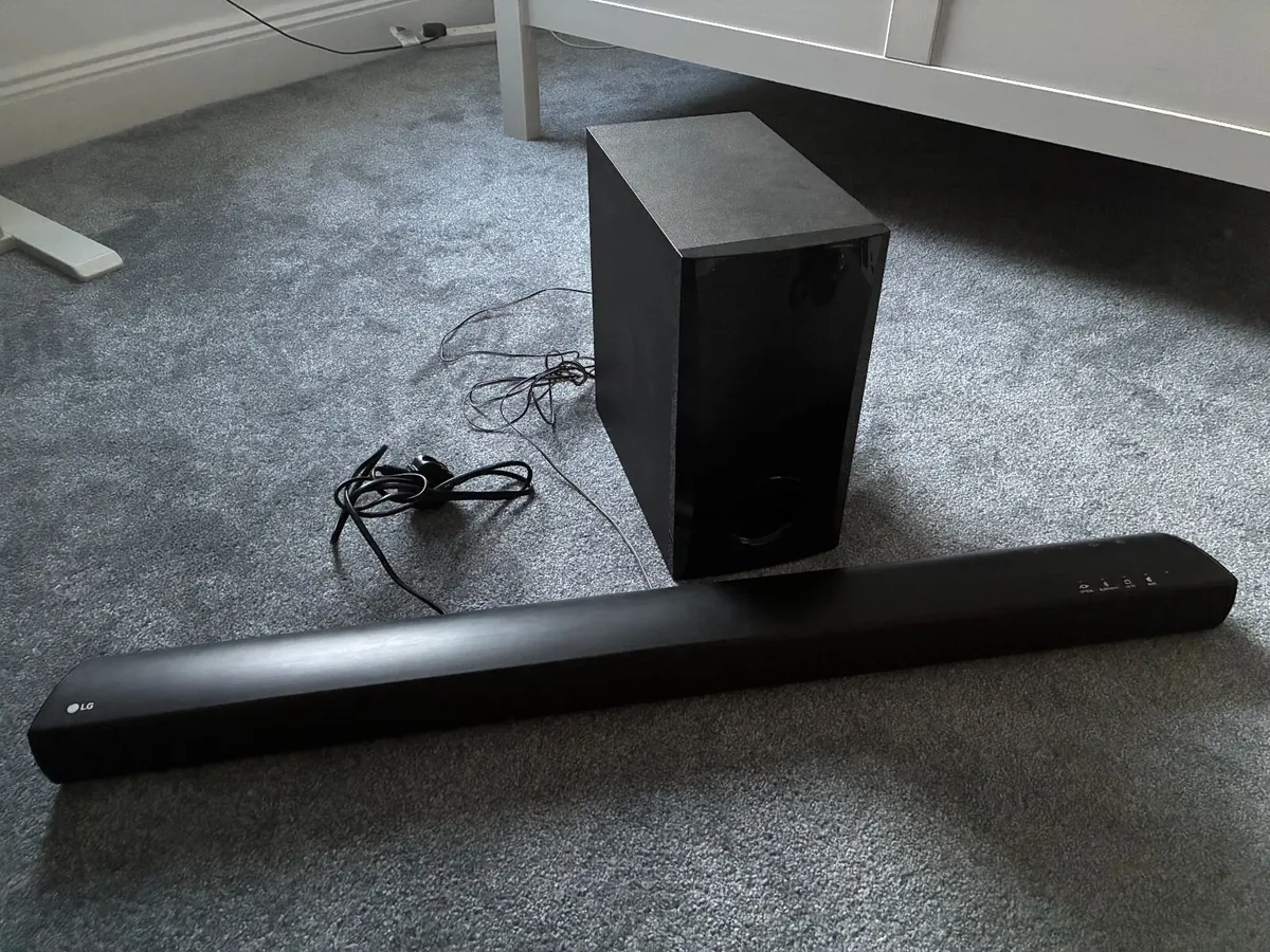 Wireless LG Soundbar + Subwoofer (SH2)