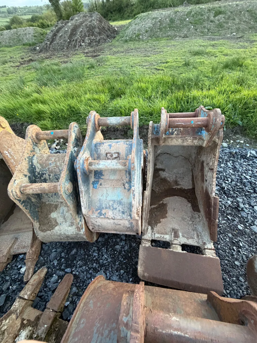 Selection of buckets 16,18,24,36,84inch 65& 80mm - Image 4