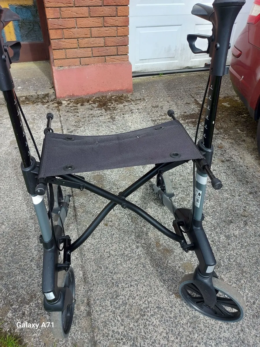 Rollator With Seat in excellent condition - Image 2