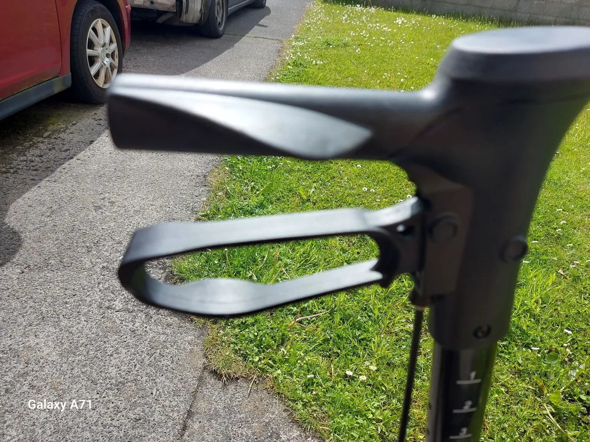 Rollator With Seat in excellent condition - Image 4