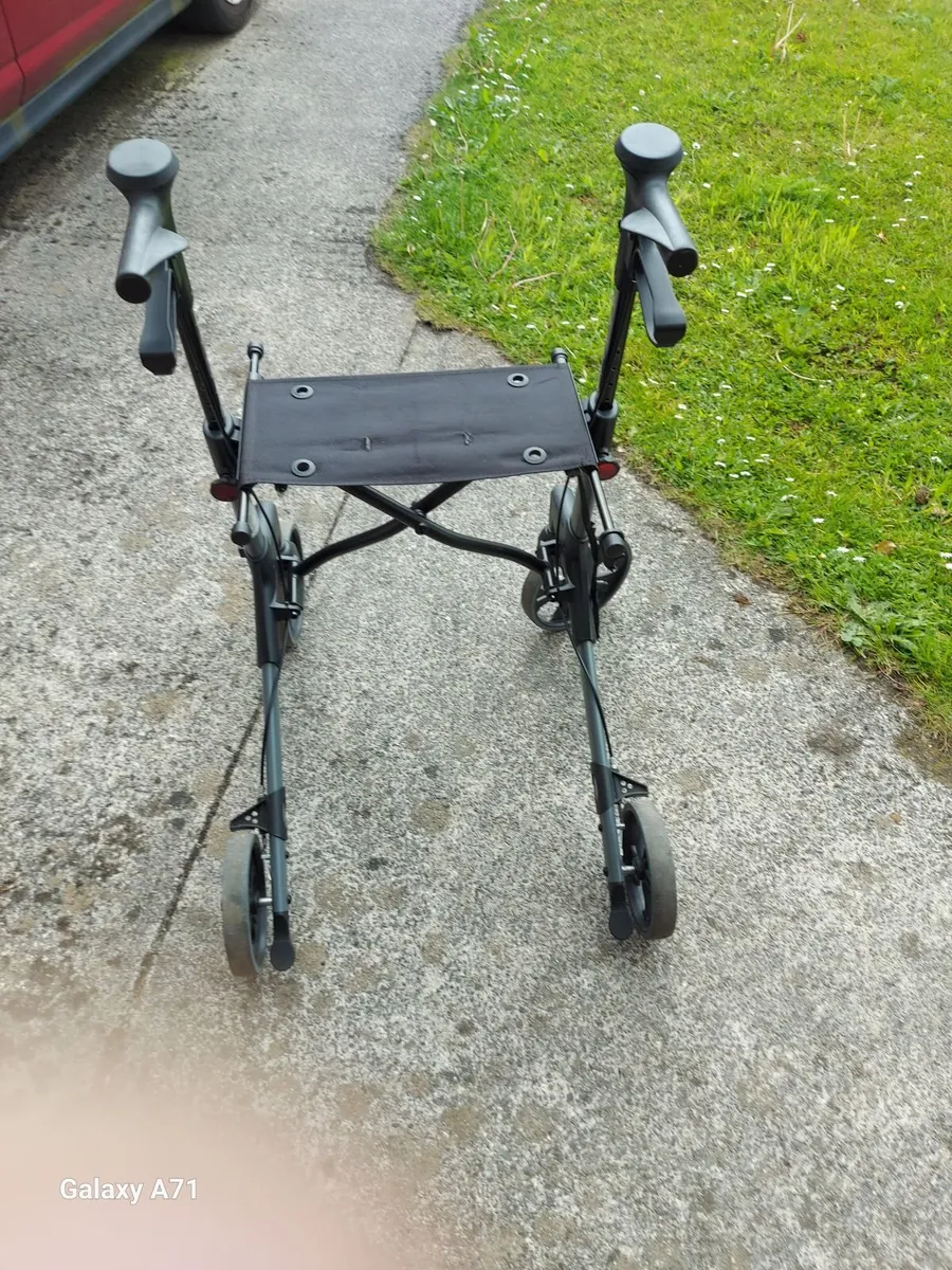 Rollator With Seat in excellent condition - Image 1