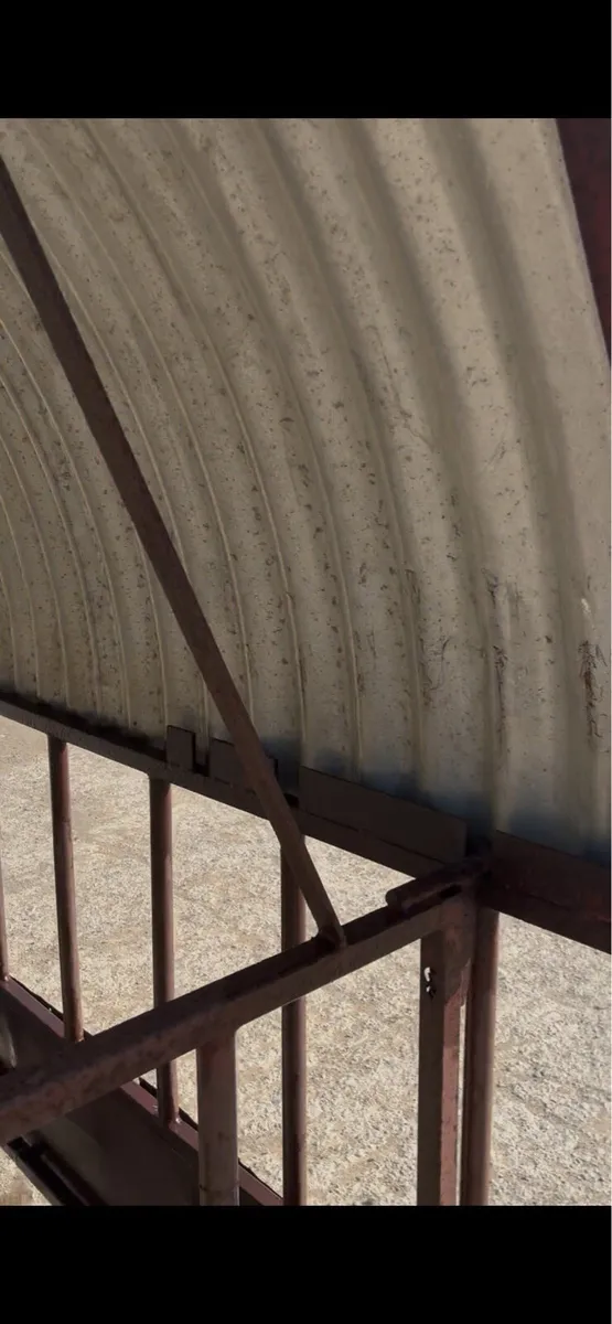 Round bale roofed feeder - Image 3
