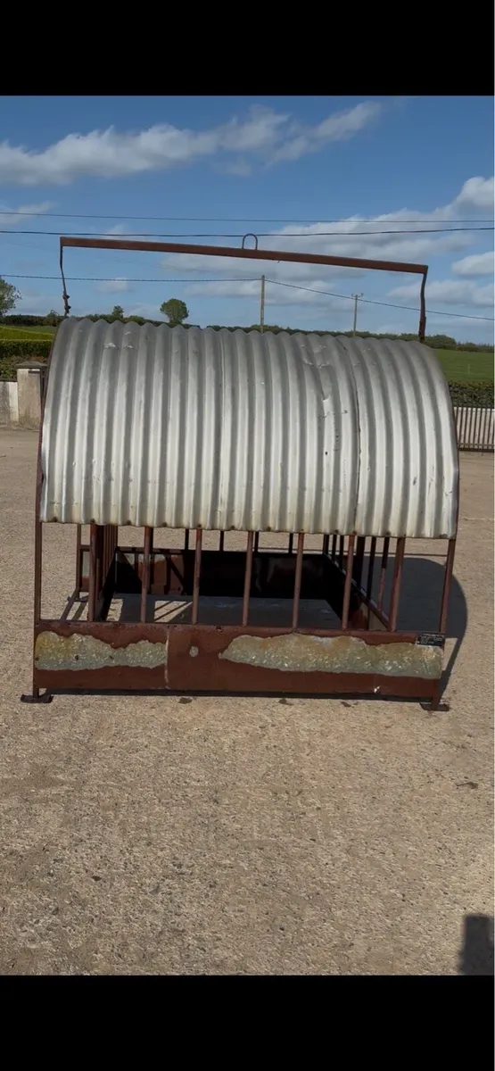 Round bale roofed feeder - Image 1