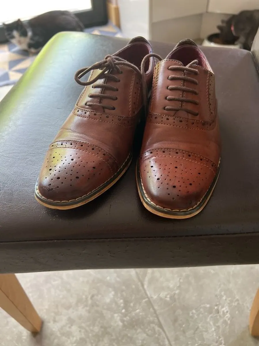 Boys shoes brown size 2 - Image 1