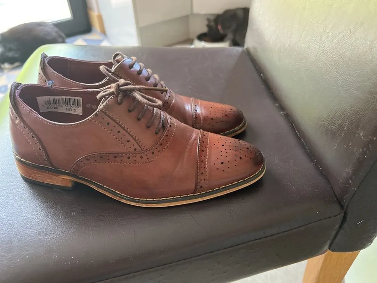 Boys shoes brown size 2 - Image 2