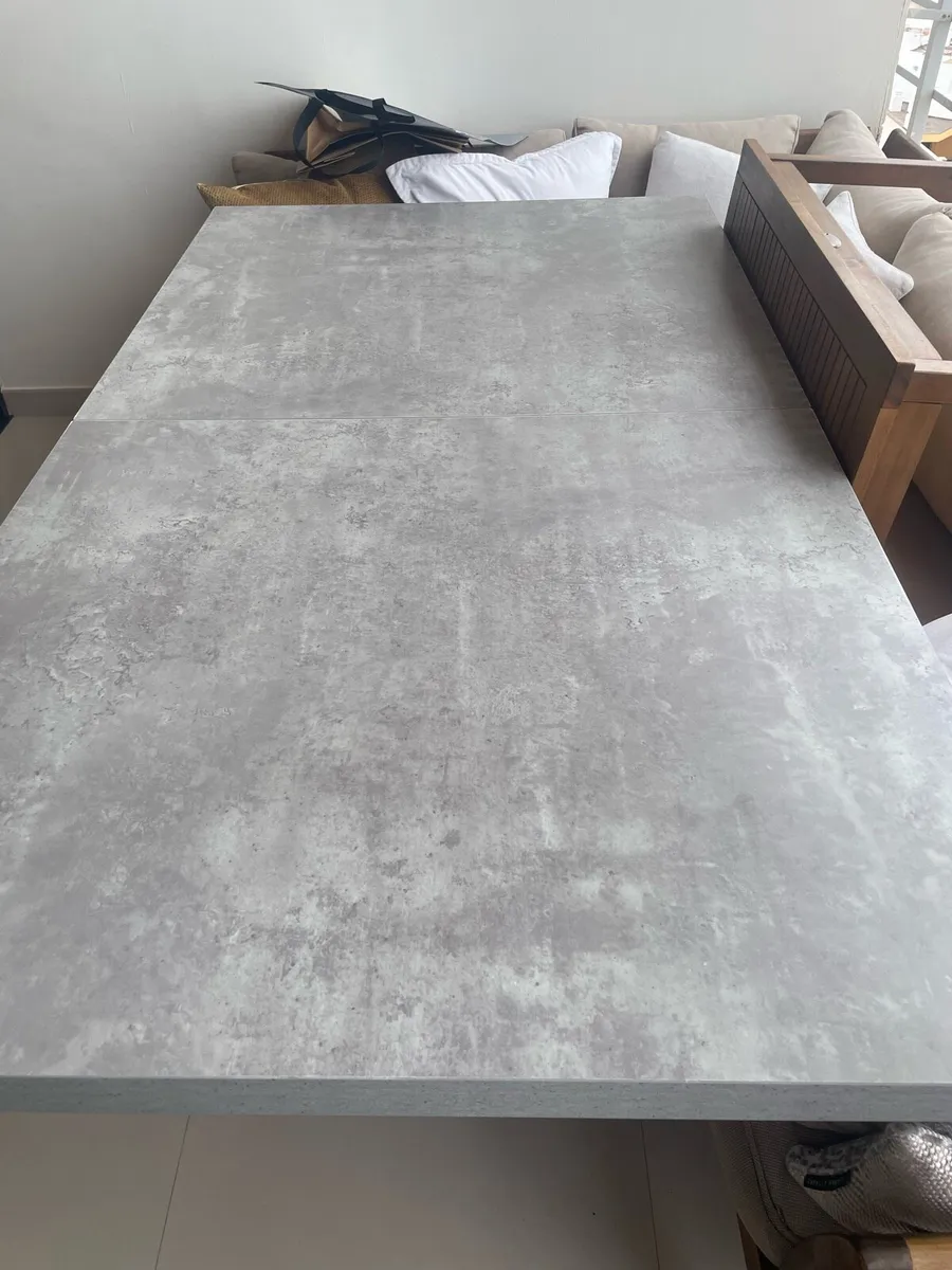 Dining table - Image 1