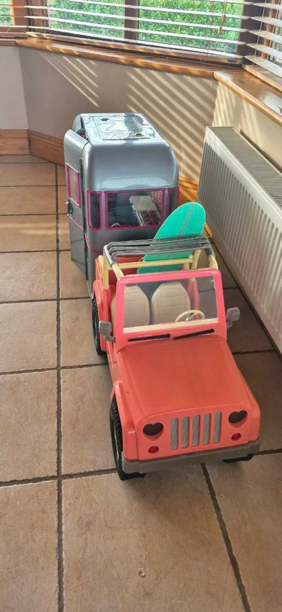 Toy car and caravan - Image 2