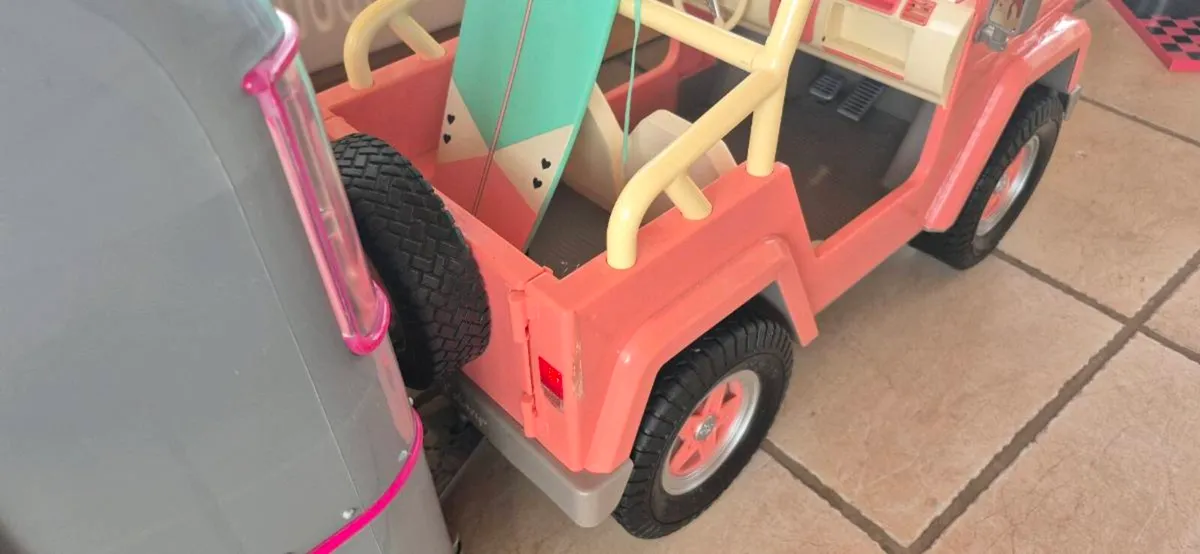 Toy car and caravan - Image 4