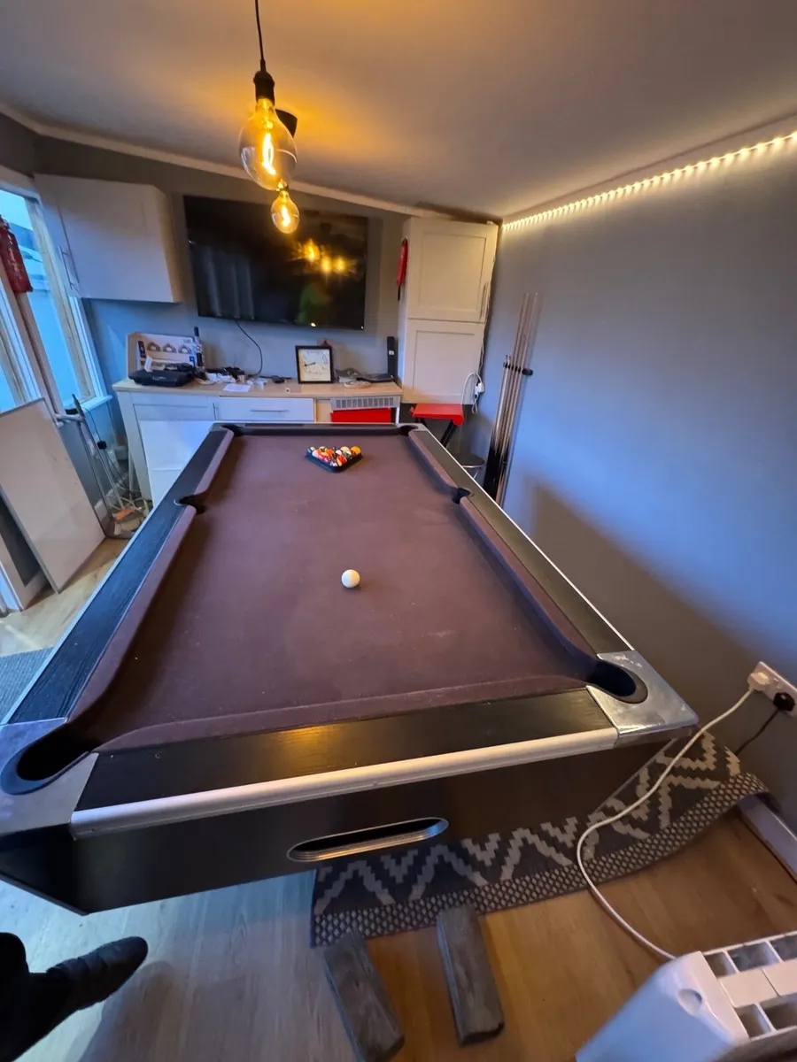 Pool table - Image 1