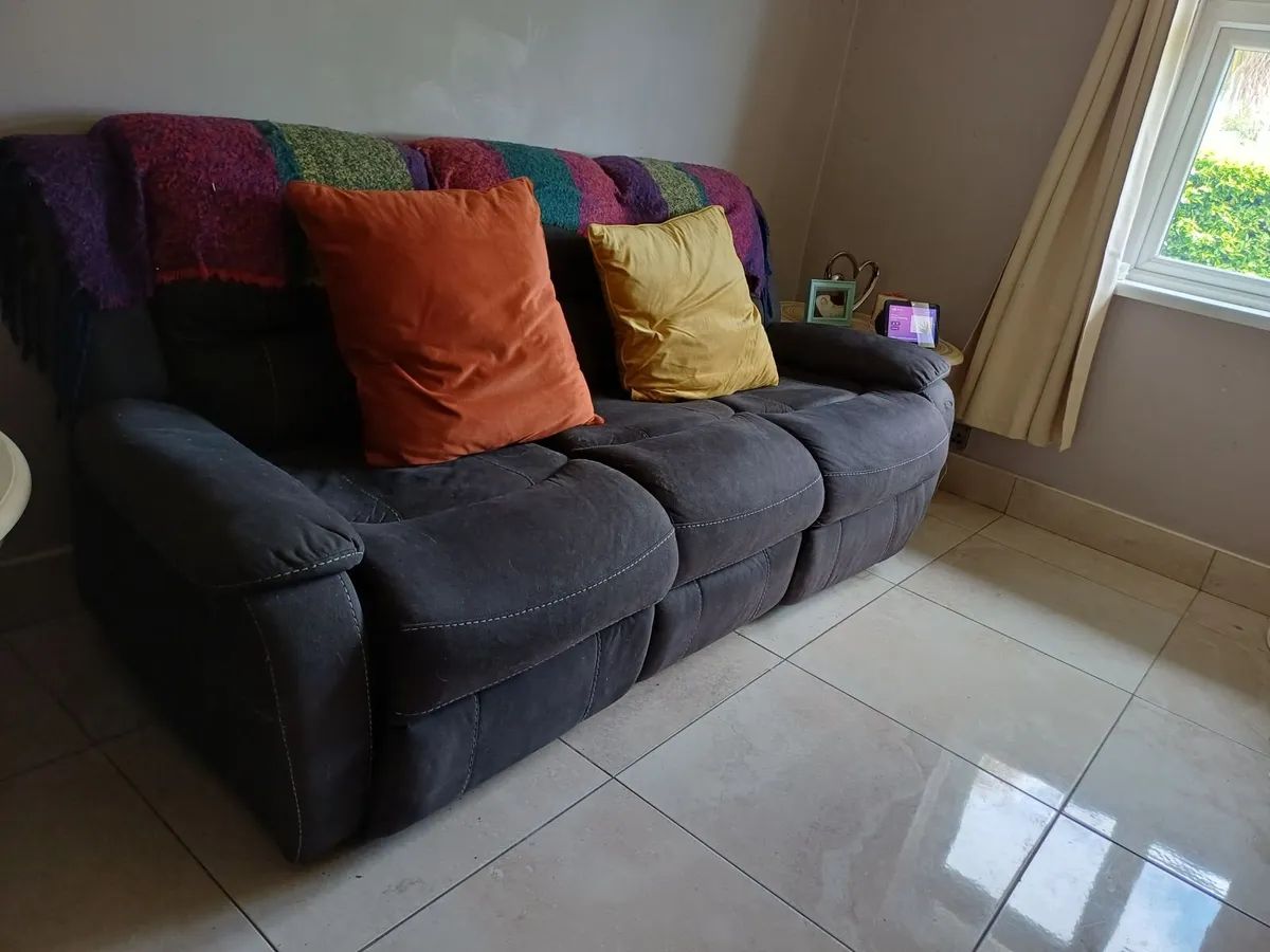 3 seater dark brown recliner. Excellent condition - Image 2
