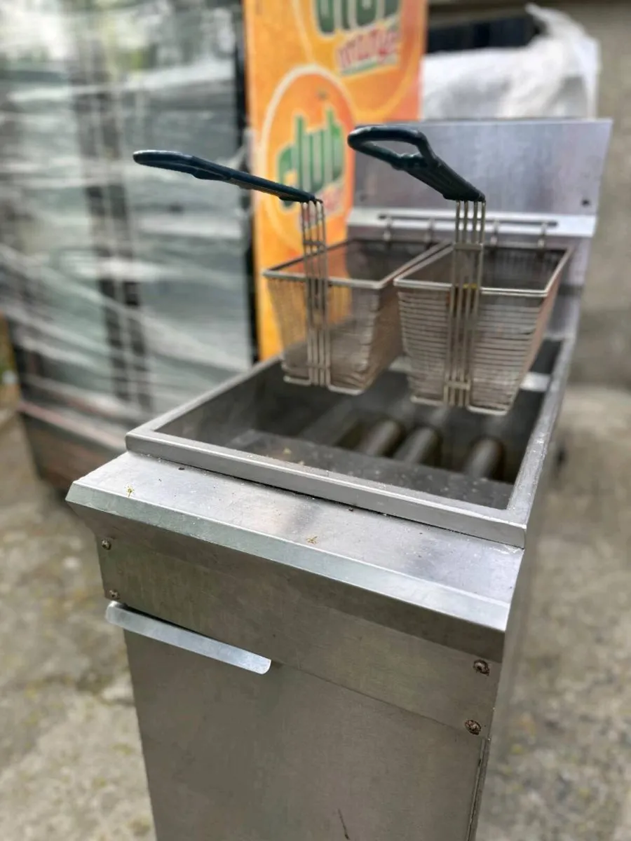 Commercial Natural Gas deep fryer - Image 1