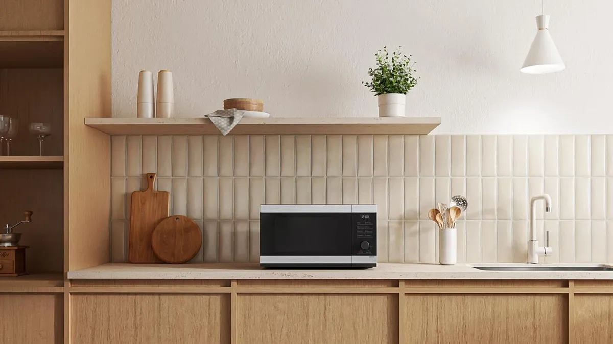 Solo Microwave 1000W Capacity: 32 Litre Type G - Image 2