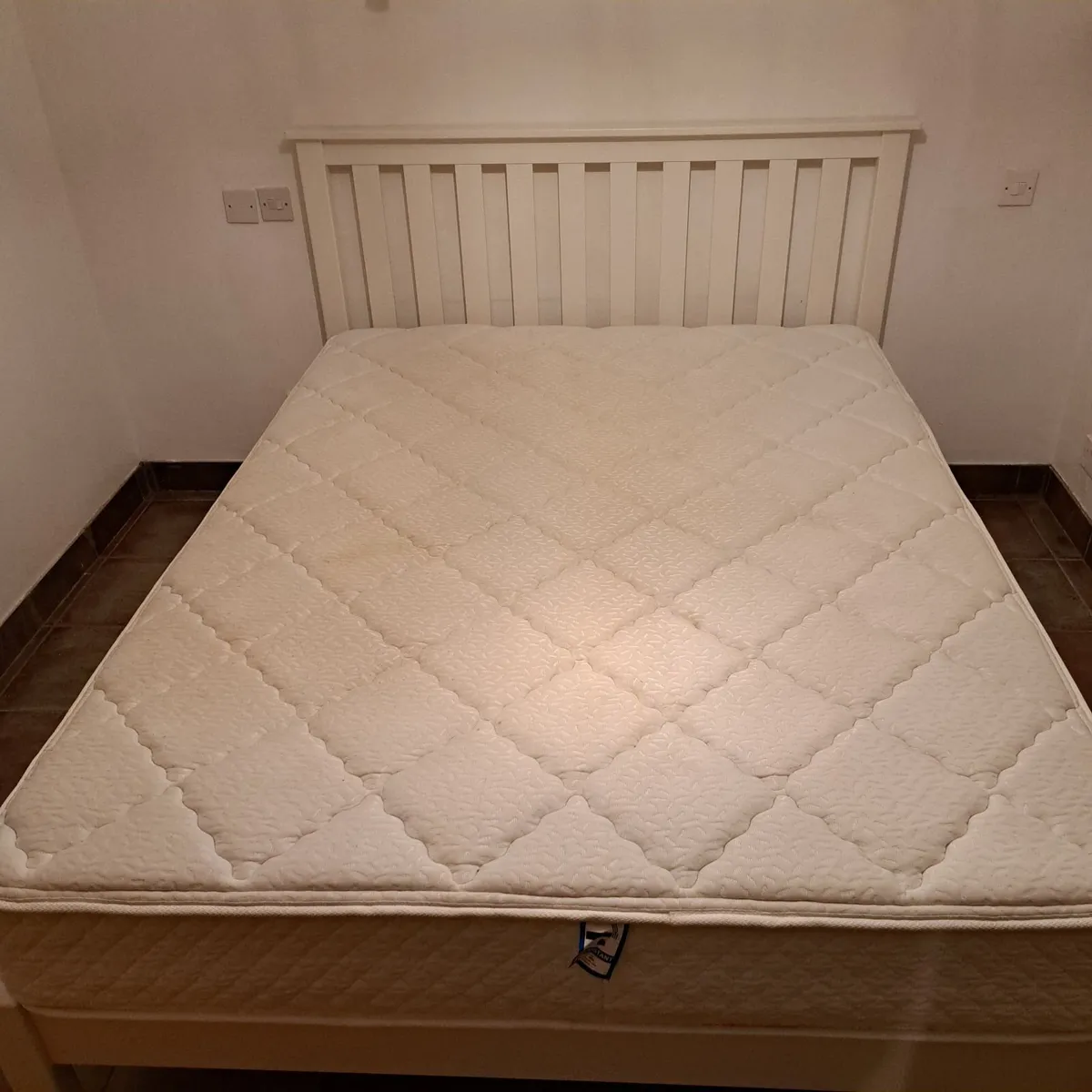 King size bed - Image 1