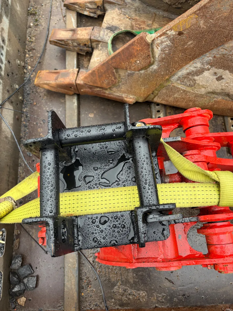Unused KbKc hydraulic grab to suit 3t digger - Image 4