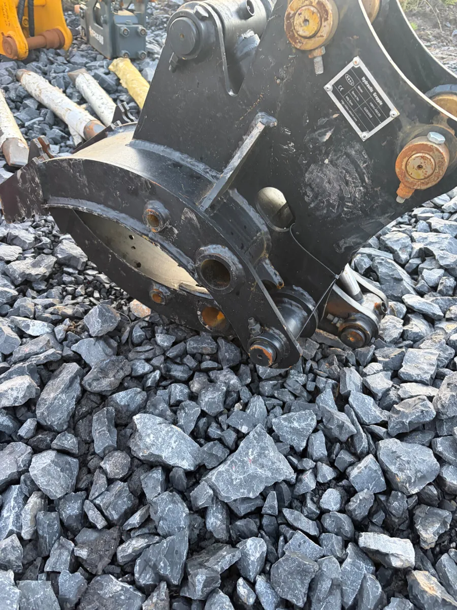 Unused KbKc hydraulic grab to suit 3t digger - Image 3