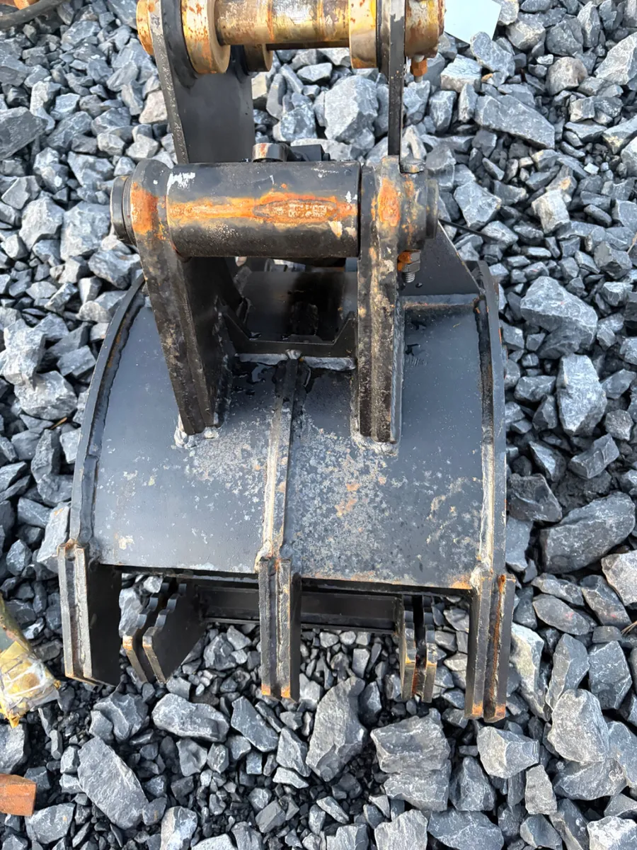 Unused KbKc hydraulic grab to suit 3t digger - Image 2
