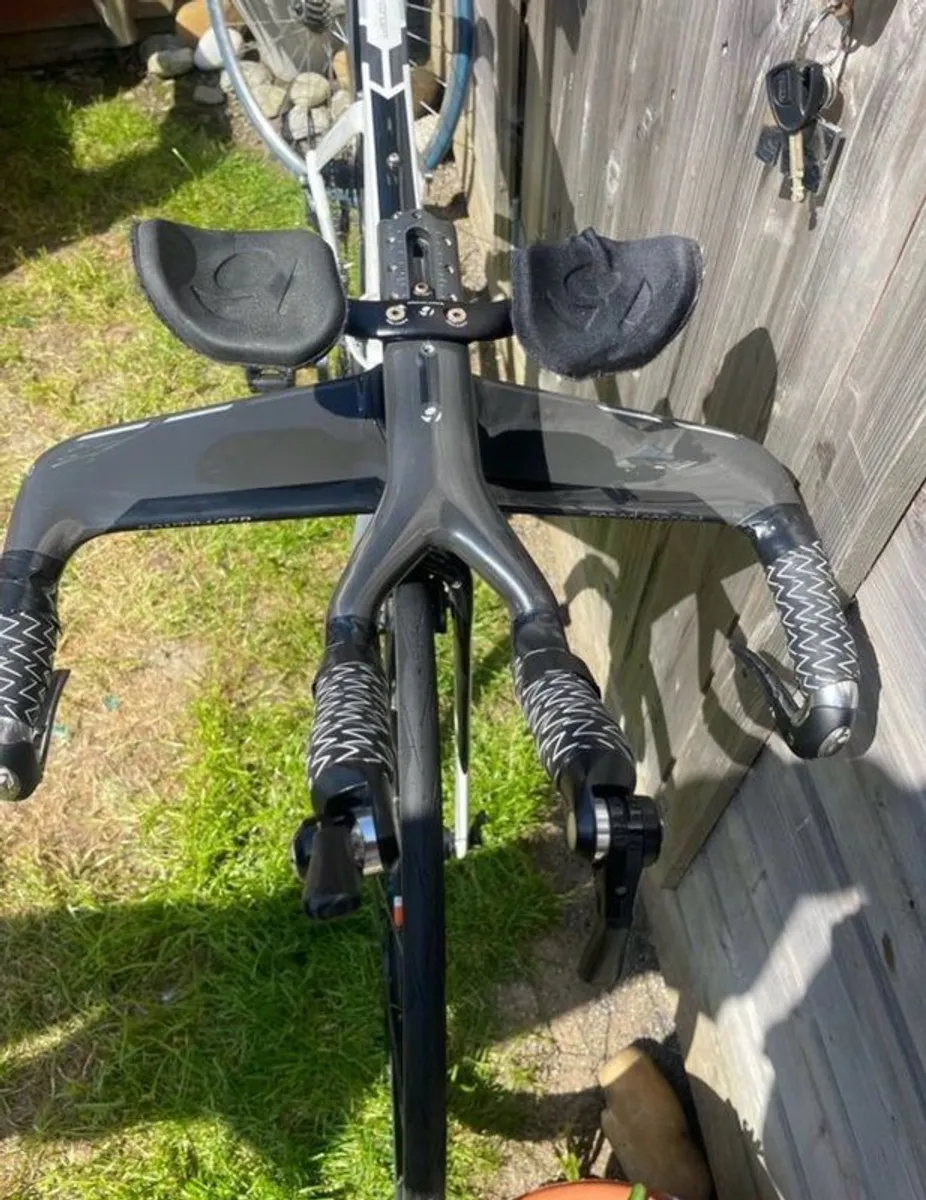 TREK speed concept triathlon bike. Ultegra gears 11 speed. Only used for racing 8-10 times otherwise indoors training - Image 4