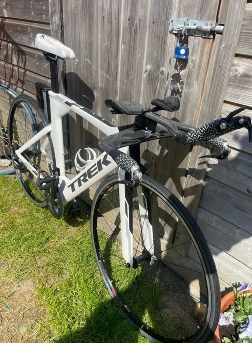 TREK speed concept triathlon bike. Ultegra gears 11 speed. Only used for racing 8-10 times otherwise indoors training - Image 2