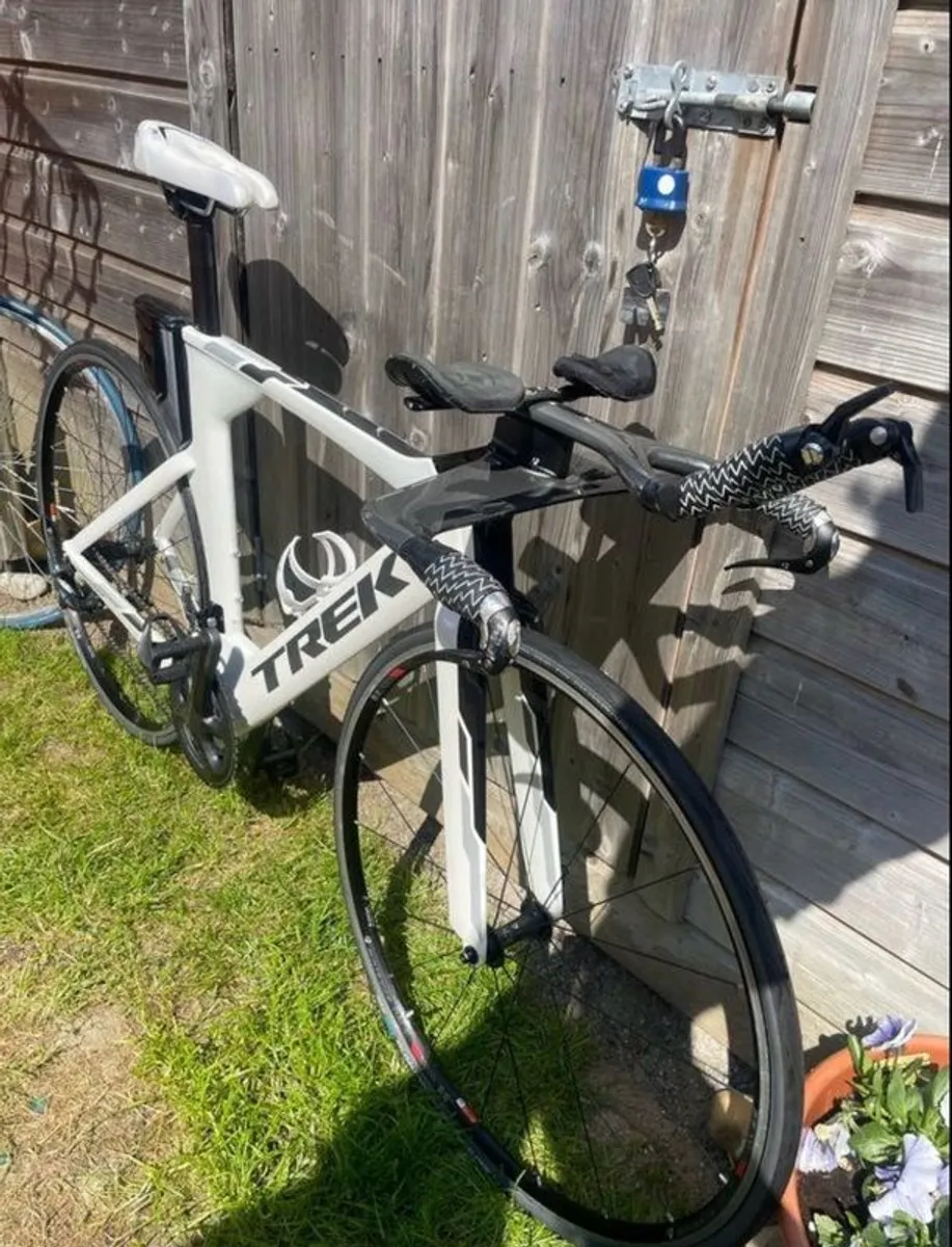 TREK speed concept triathlon bike. Ultegra gears 11 speed. Only used for racing 8-10 times otherwise indoors training - Image 3