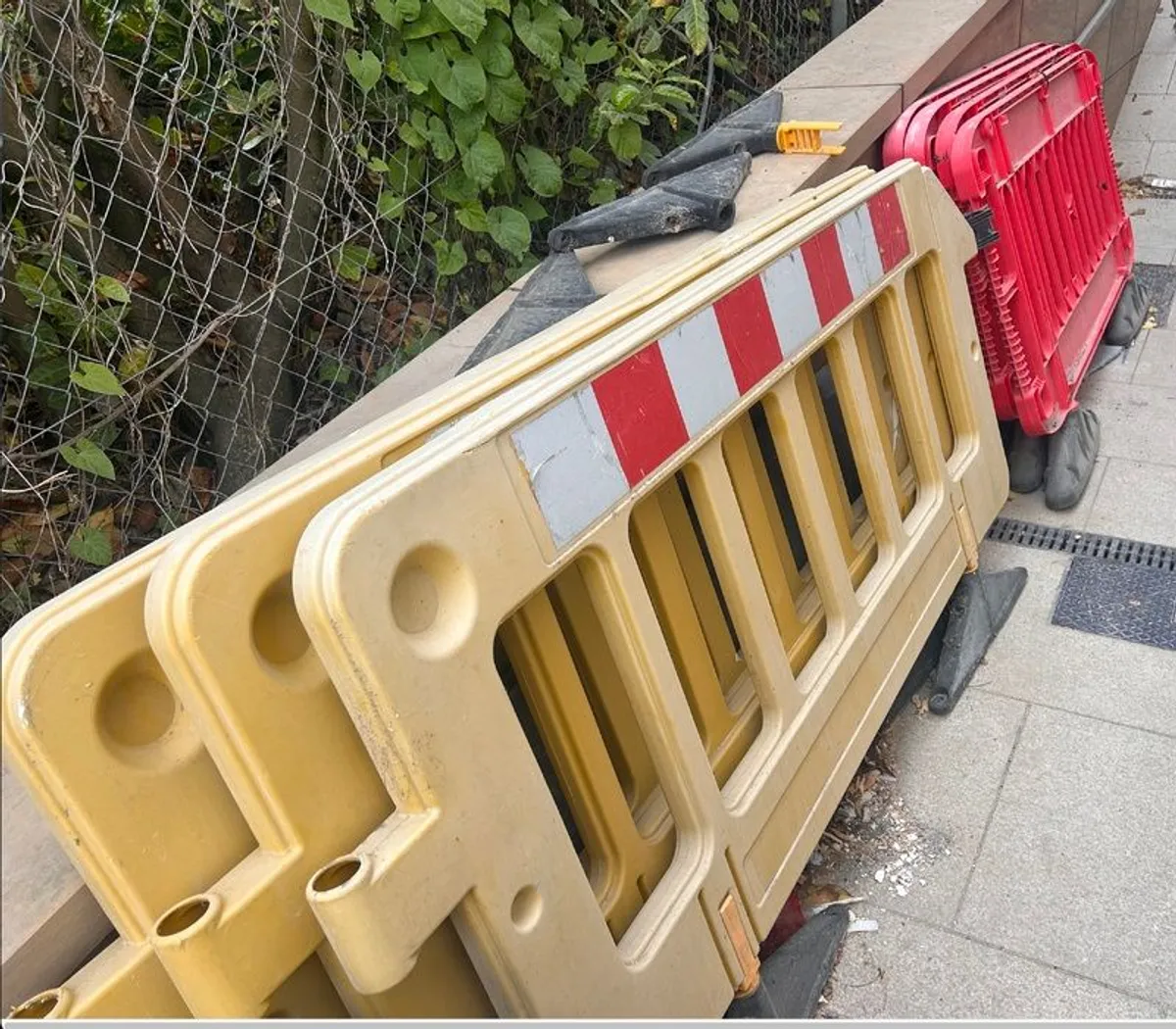 Construction site safety barriers