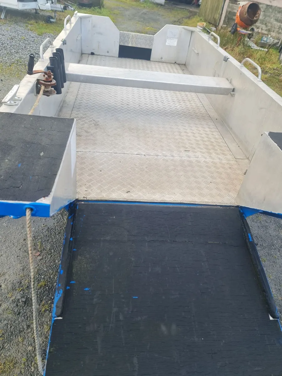 REDUCED ALUMINIUM BOAT WITH RAMP HAS TRAILER - Image 4